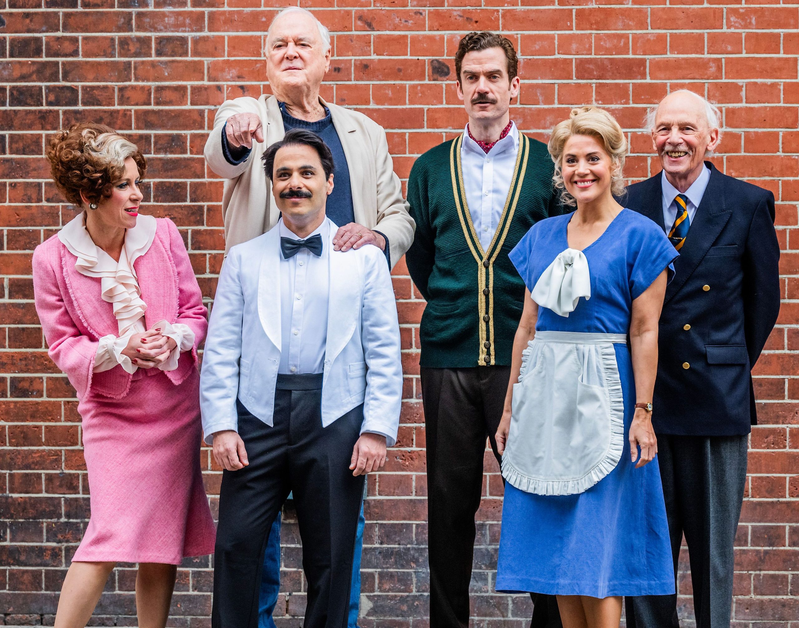 Cleese con el elenco de Fawlty Towers que está comenzando su temporada en el Apollo Theatre en Londres