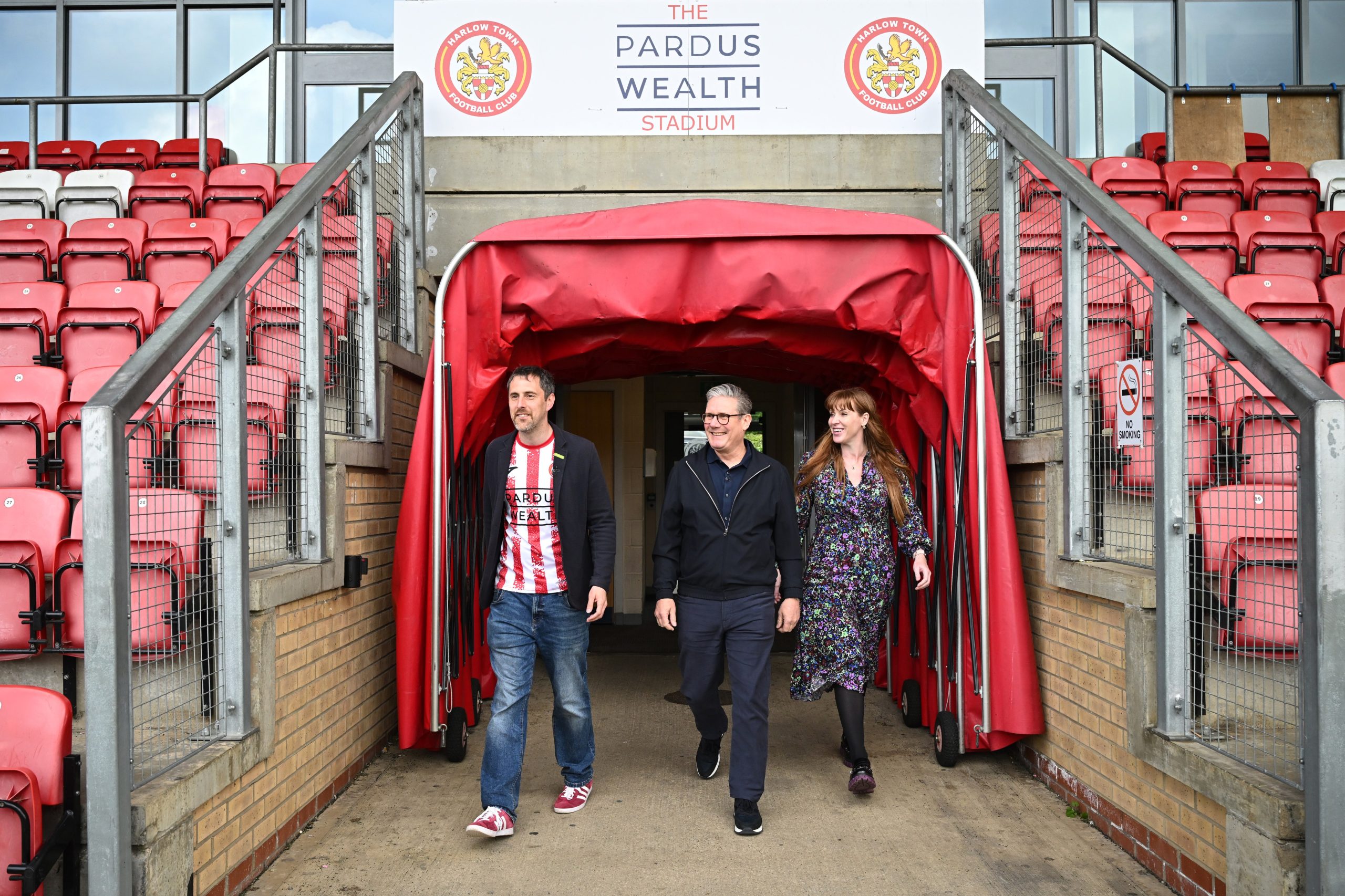 Keir Starmer, el candidato de las elecciones locales Chris Vince y Angela Rayner en Harlow el miércoles