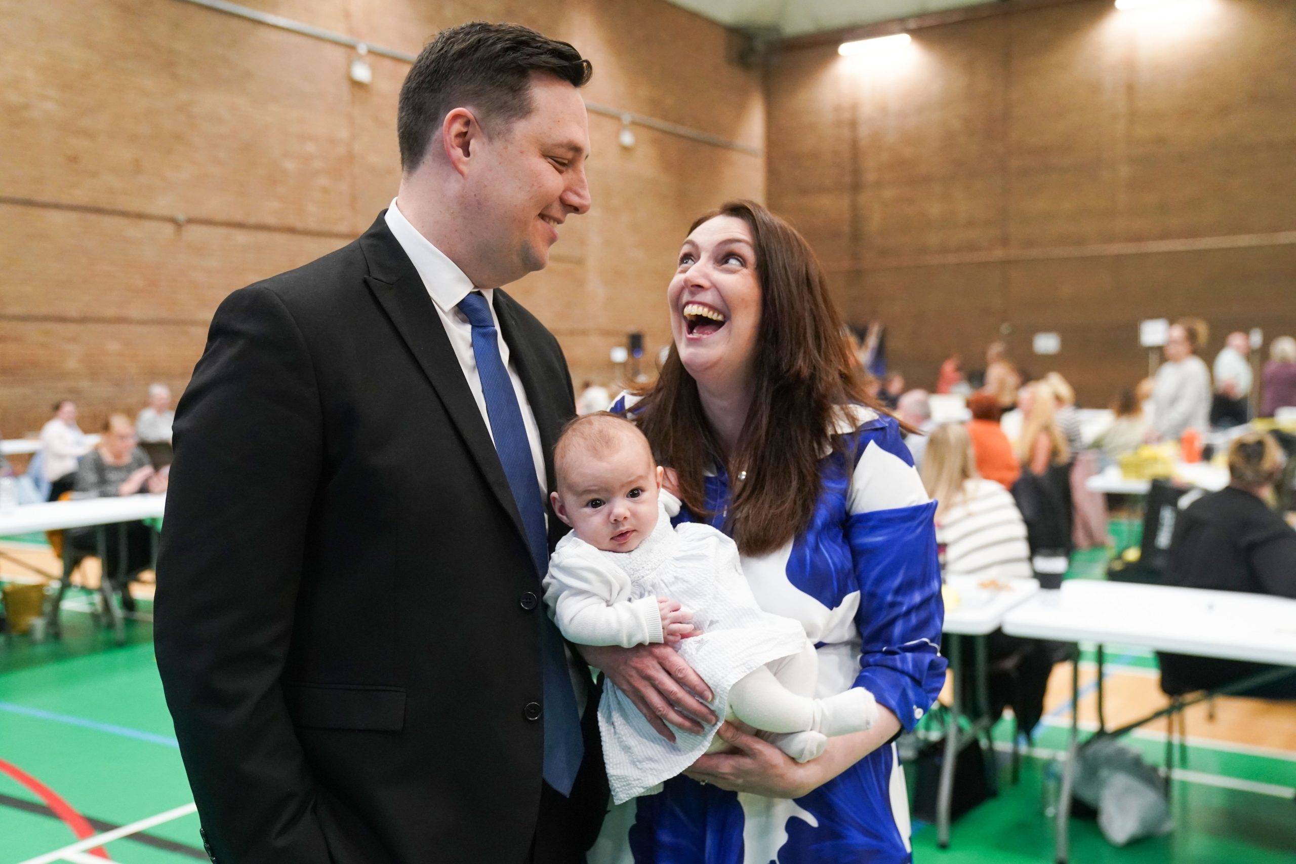 Ben Houchen con su esposa Rachel y su bebé Hannah durante el recuento