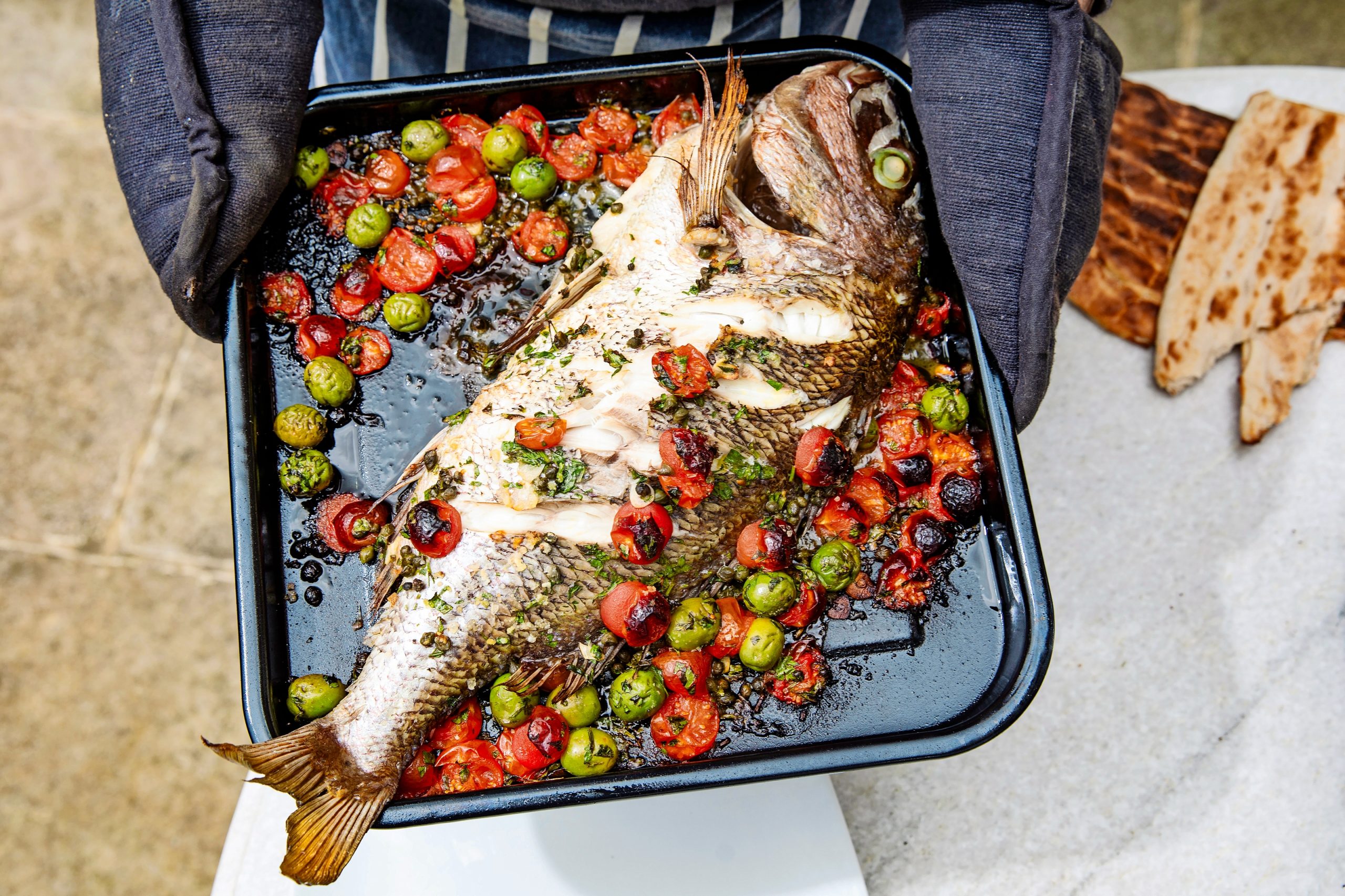 Dorada al horno con tomates y aceitunas